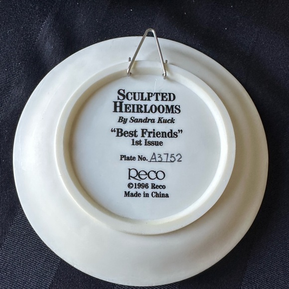 Sculptured Heirlooms by Sandra Kuck “ Best Friends” collector plate - Picture 3 of 7